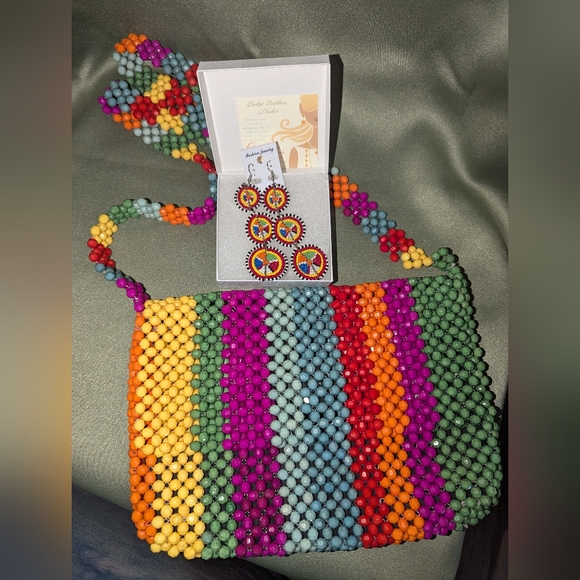Cynthia Rowley Accessories - VINTAGE Cynthia Rowley Rainbow 🌈 Beaded Bag